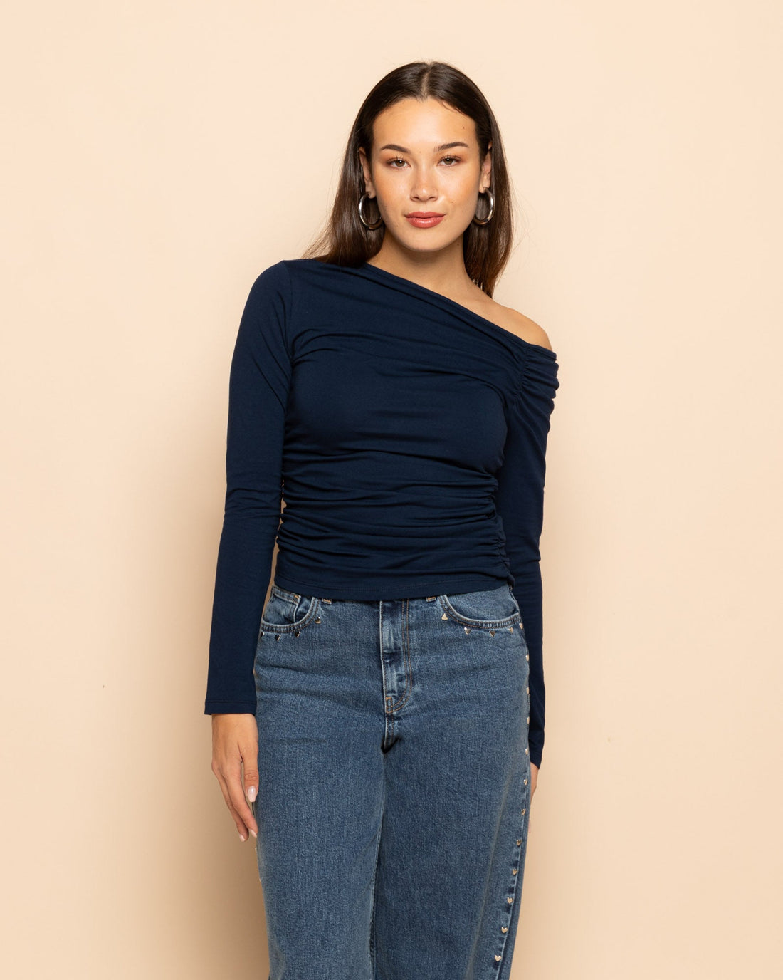 TAMAR OFF SHOULDER RUCHED TOP MARINEBLAUW