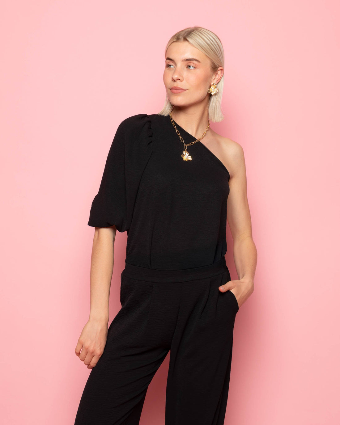 JULIE ONE SHOULDER PUFF SLEEVE TOP ZWART