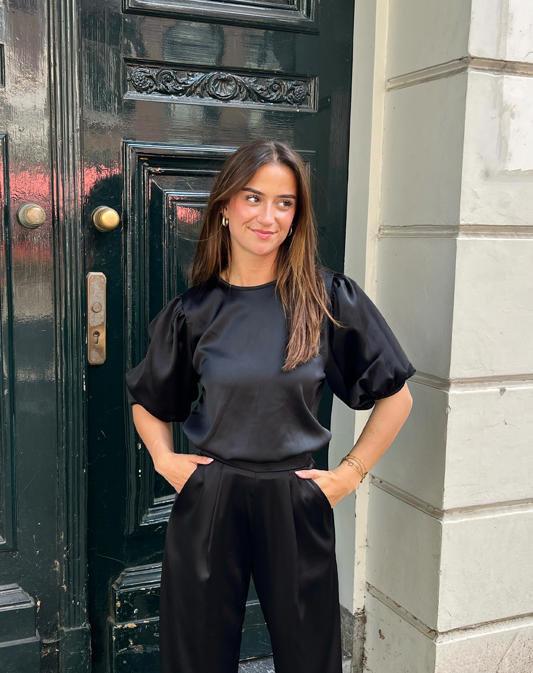 JULIE SATIN PUFF SLEEVE TOP ZWART