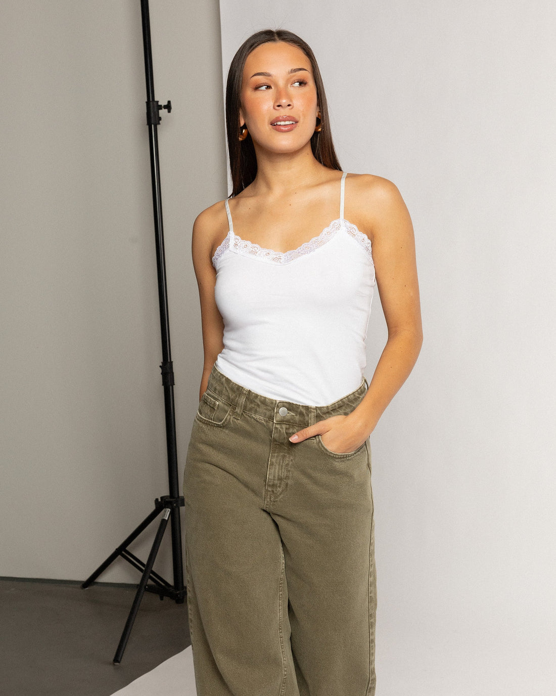 LACE V-NECK CAMI TOP WIT