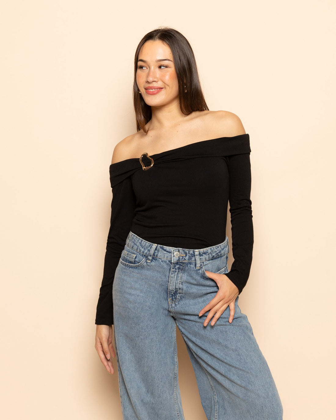 TAMAR OFF SHOULDER BUCKLE TOP ZWART