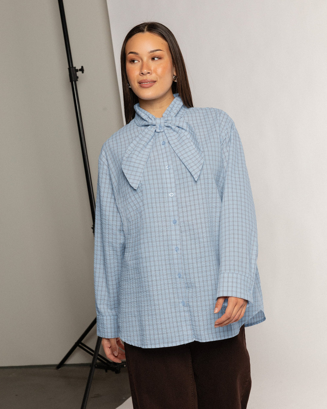 CHECK BOW BLOUSE LICHTBLAUW