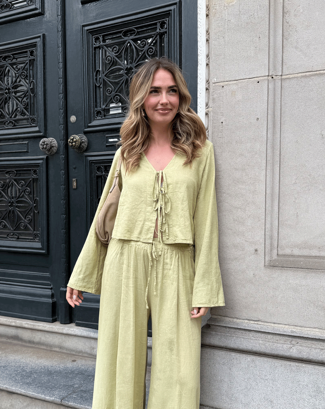 CARMEN LINEN BOW TOP LICHT OLIJFGROEN