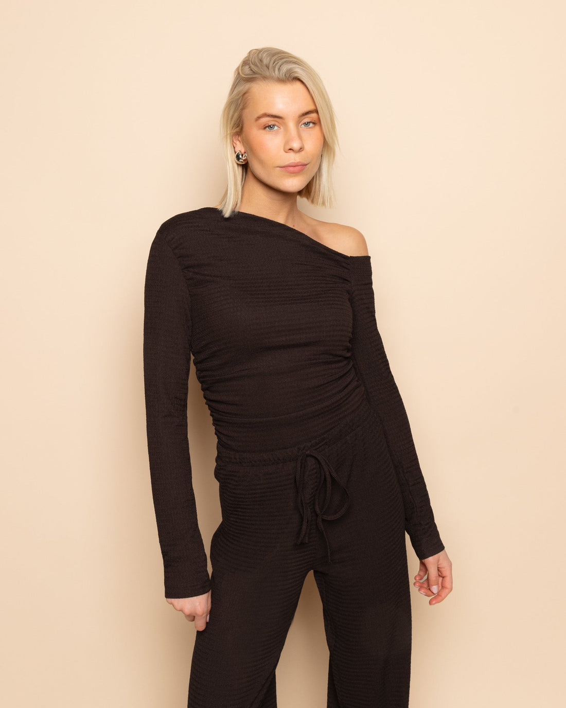 STRUCTURE OFF SHOULDER RUCHED TOP DONKERBRUIN