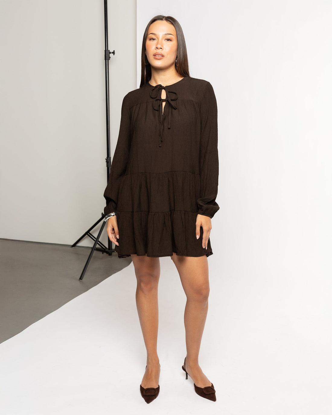 SUZAN RUFFLE DRESS BRUIN