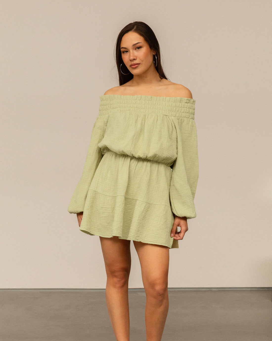 MOUSSELINE OFF SHOULDER DRESS LICHT OLIJFGROEN