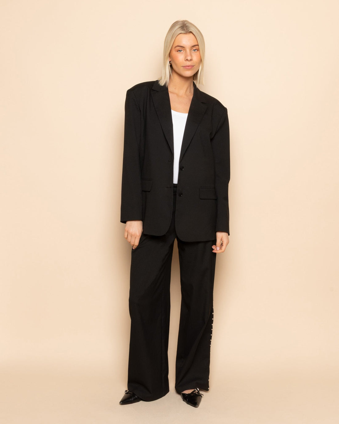 SAAR PINSTRIPE STUD PANTALON PETITE ZWART