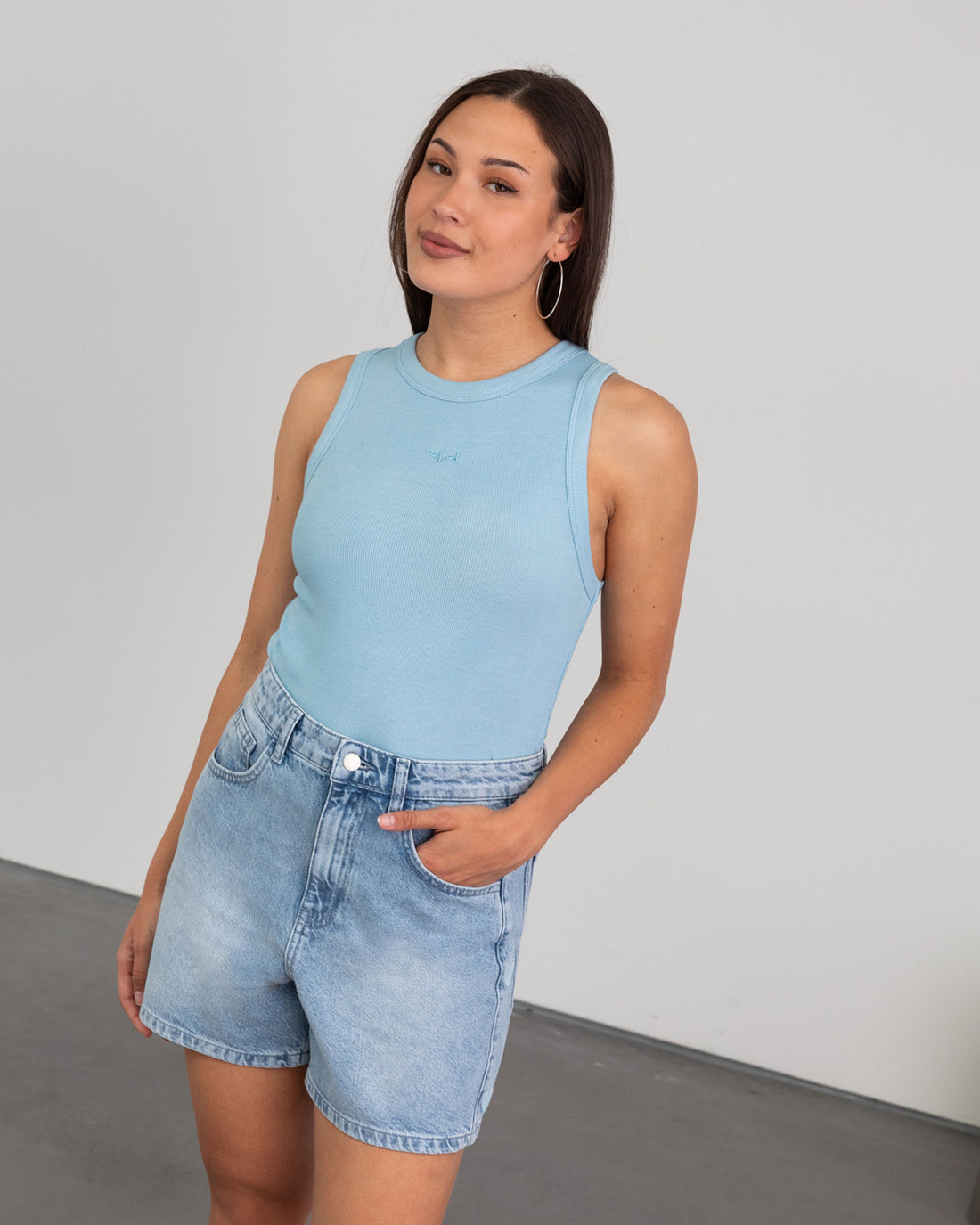 RACERBACK EMBROIDERY TOP BLAUW