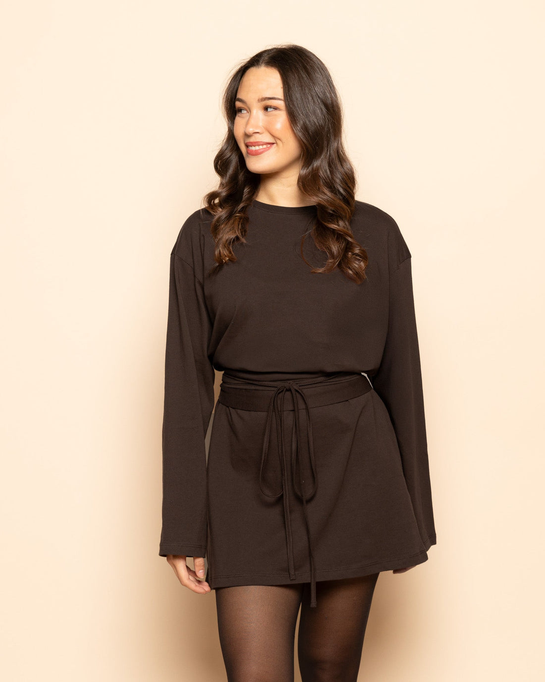 BELTED LONG SLEEVE TEE DRESS DONKERBRUIN