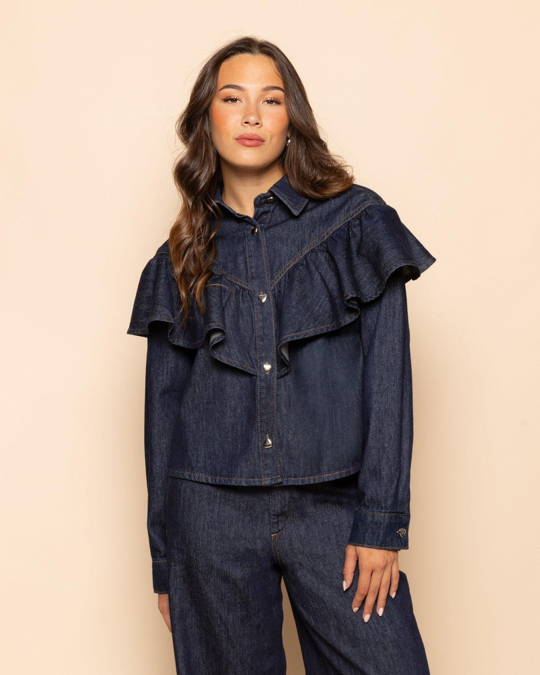 RUFFLE DENIM BLOUSE DONKERBLAUW