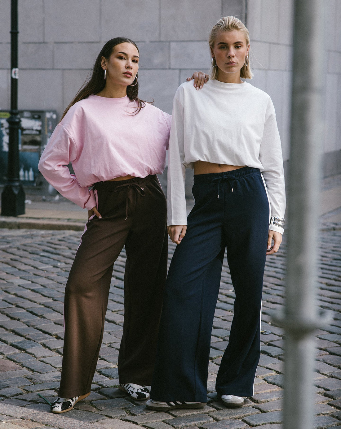 CROPPED BUBBLE HEM LONG SLEEVE TEE CRÈME