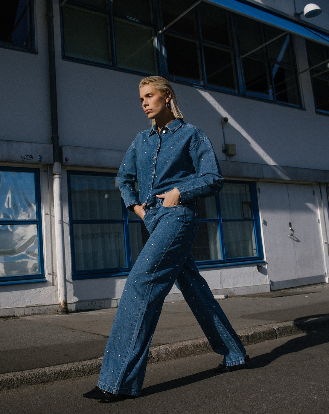 BIG STUD WIDE LEG JEANS BLAUW