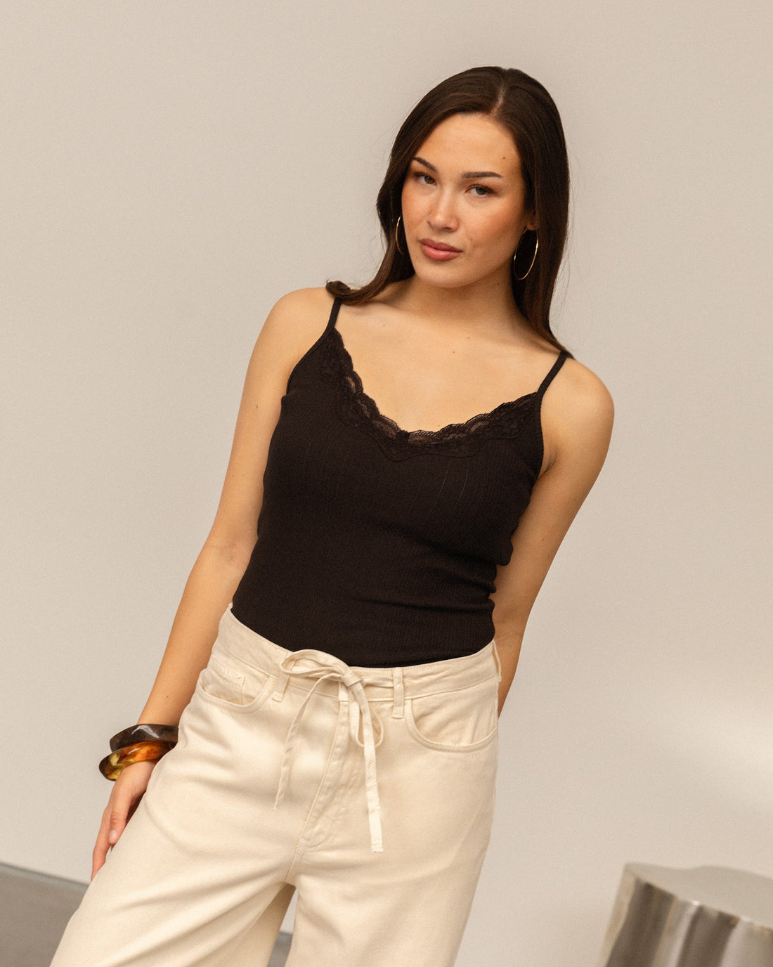 RIB LACE TAPE SINGLET DONKERBRUIN