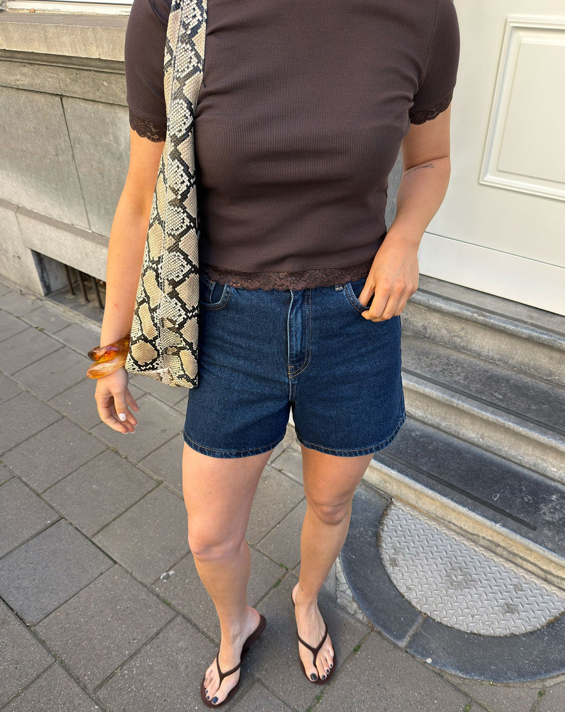 SHORT SLEEVE LACE TAPE RIB TOP DONKERBRUIN
