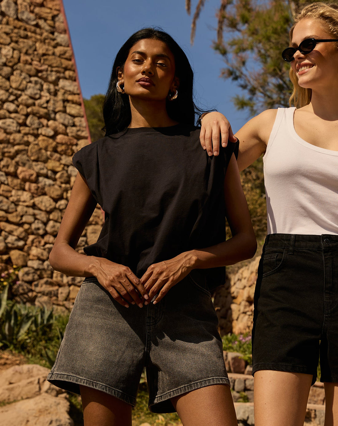 PADDED SHOULDER BUBBLE HEM TEE ZWART