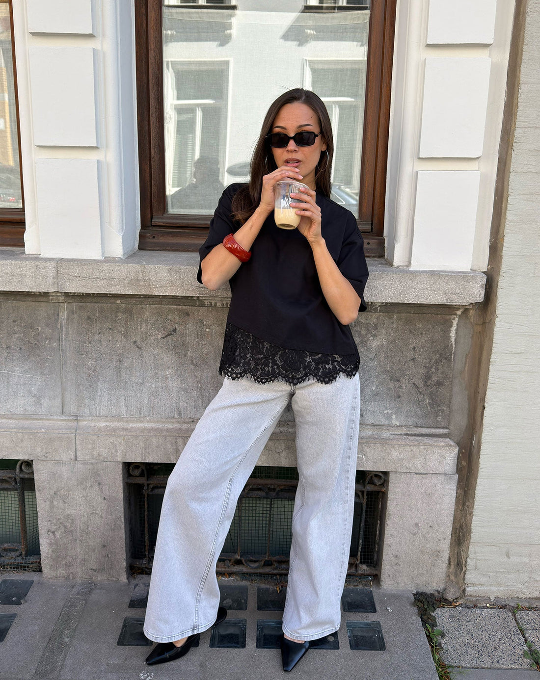 ASYMMETRIC LACE HEM TEE ZWART