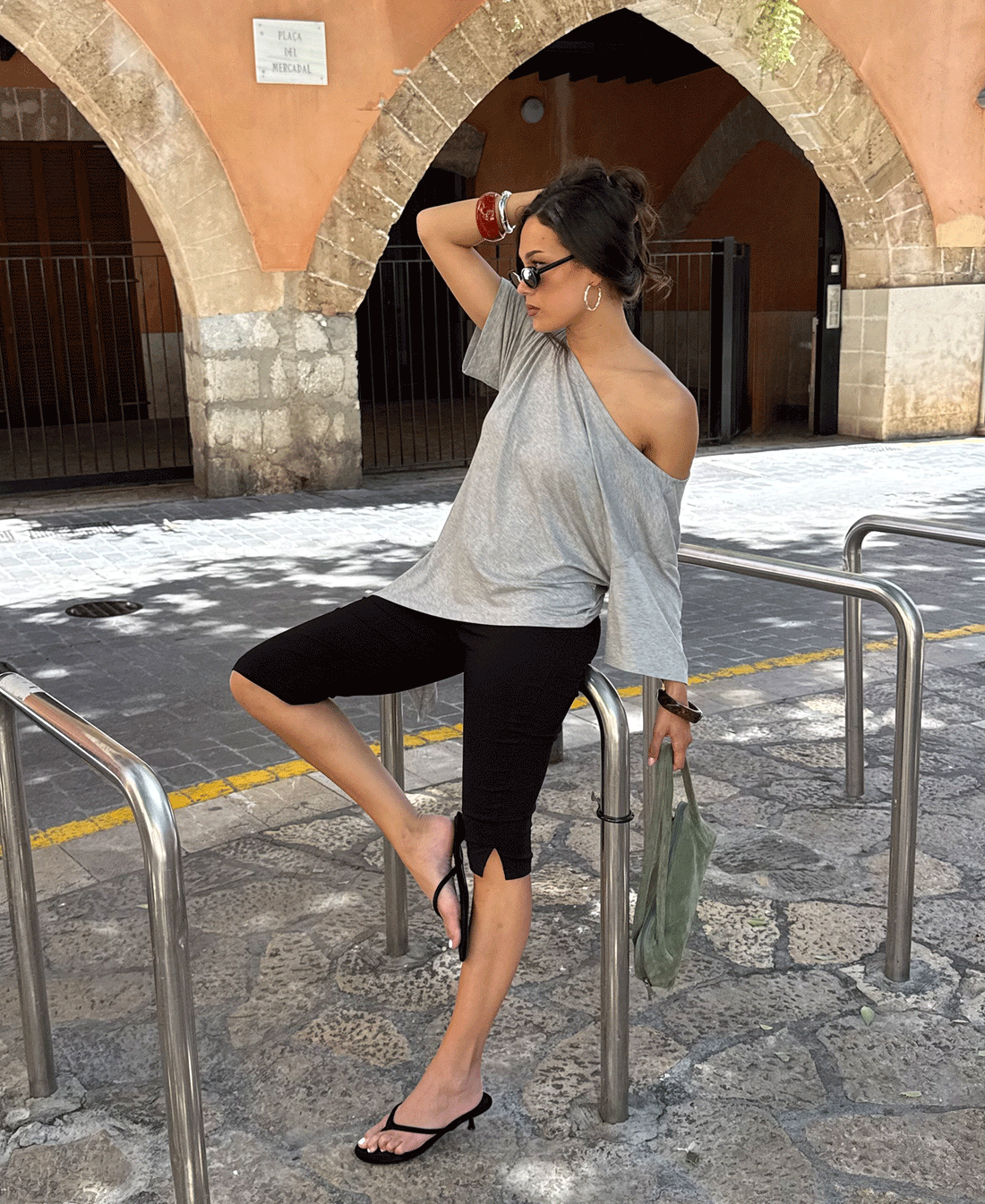 ASYMMETRIC OFF SHOULDER TEE GRIJS MELANGE