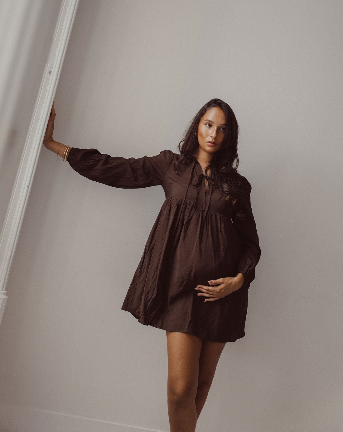 LUX V-NECK BOW MATERNITY DRESS BRUIN