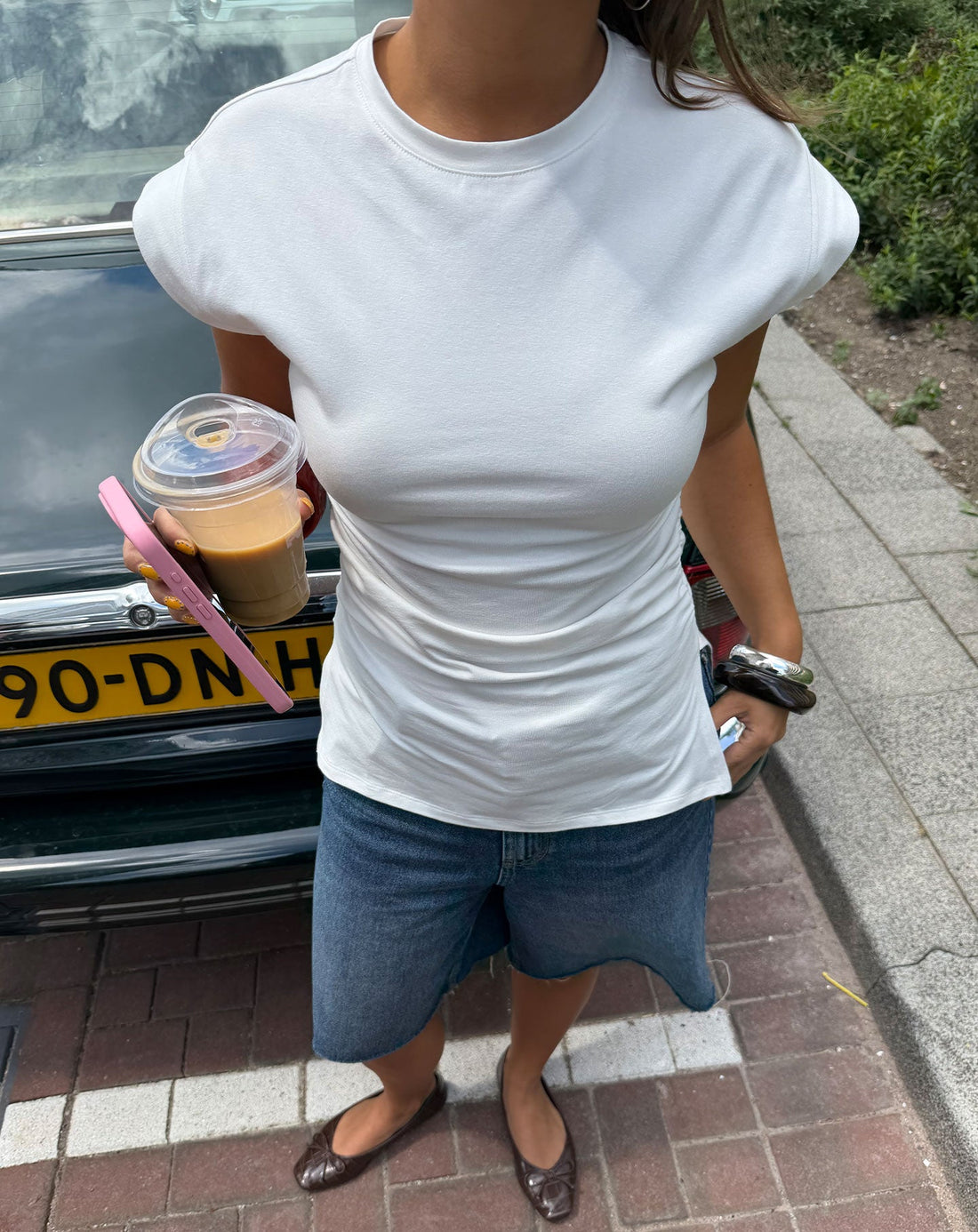 RUCHED SLEEVELESS SLIT TOP CRÈME