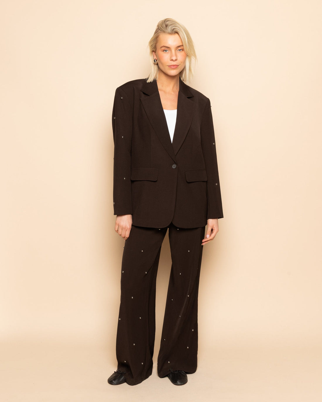 FLO BUBBLE STUD STRAIGHT LEG PANTALON DONKERBRUIN