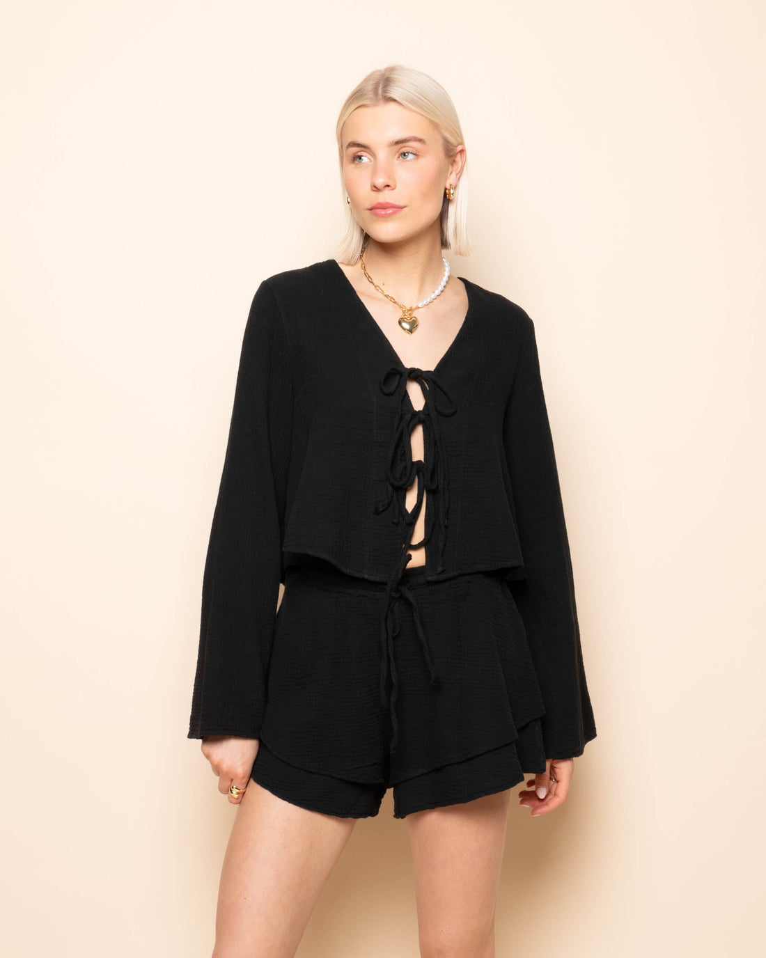 TARA MOUSSELINE SHORTS ZWART